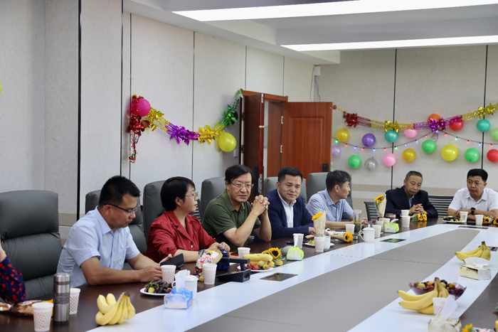 威尼斯金沙欢乐娱人城举行庆祝第38个教师节座谈会